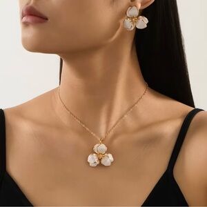 Elegant Gold and White Floral Jewelry Set